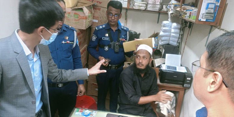 লক্ষ্মীপুরে ব্যালটে মারার ৬ সিলসহ ব্যবসায়ী গ্রে/প্তা/র